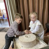 pupils on visit to Fishbourne Roman Palace